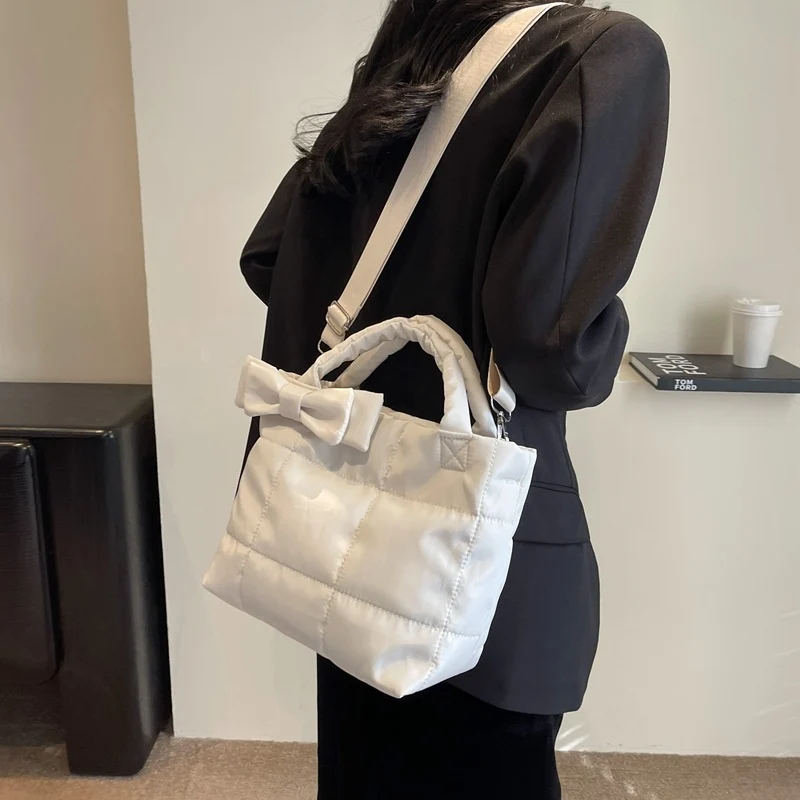 Modische Handtasche mit Schleifendetail