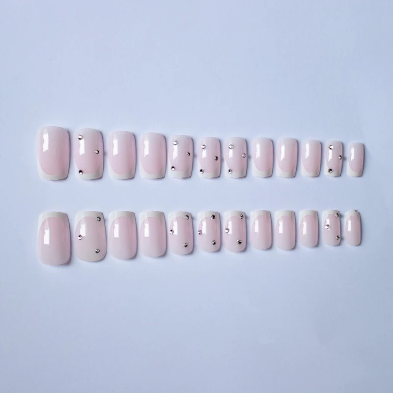Elegantes französisches Spitzen-Acryl-Nagelkunst-Set mit Strass-Akzenten