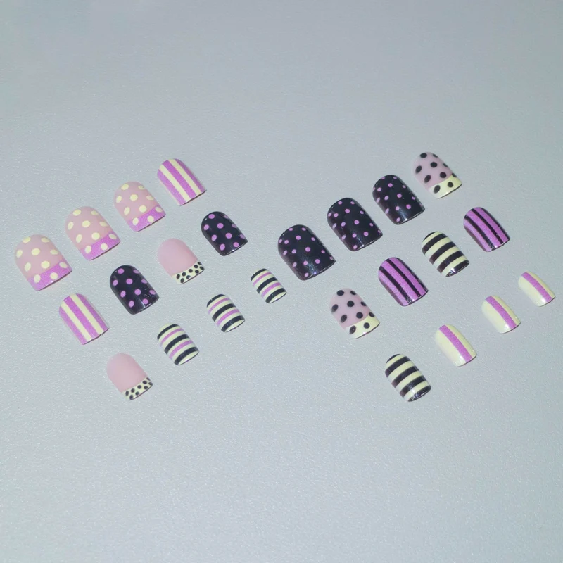 Künstlerisches Gestreiftes und Punktmuster Nagelkunst-Set