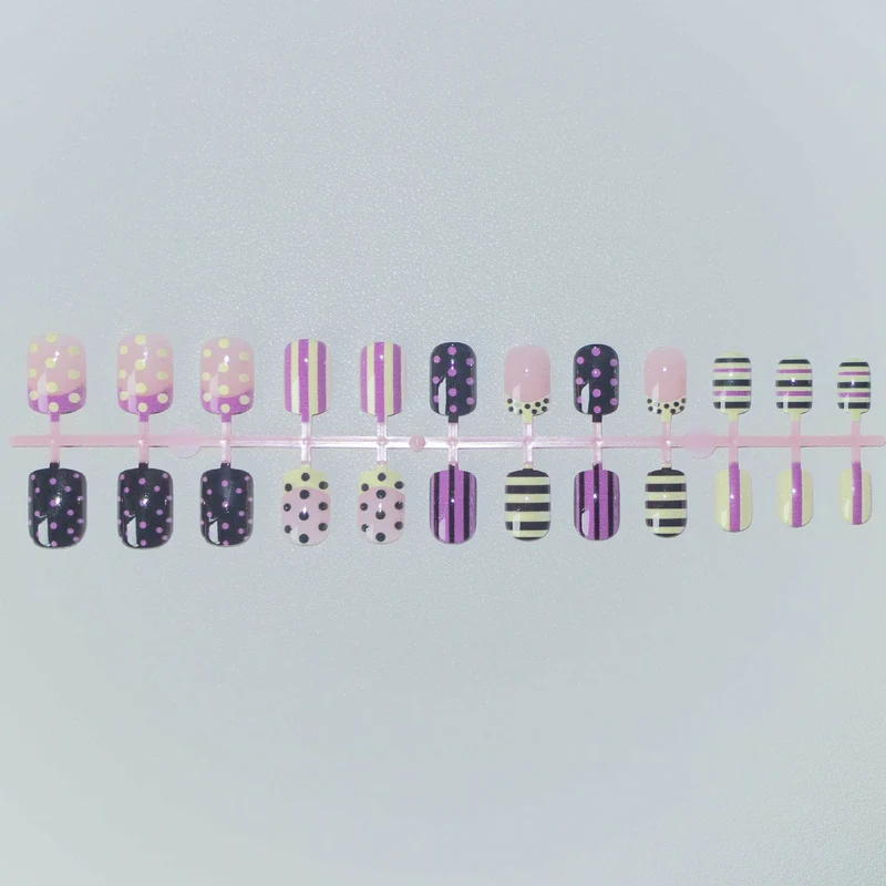 Künstlerisches Gestreiftes und Punktmuster Nagelkunst-Set
