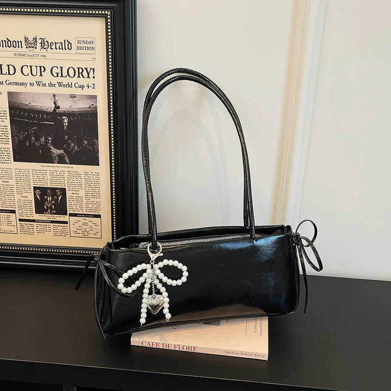 Elegant perlenverzierte Handtasche