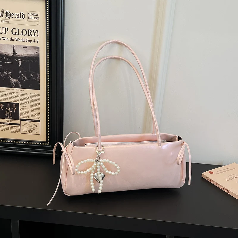 Elegant perlenverzierte Handtasche