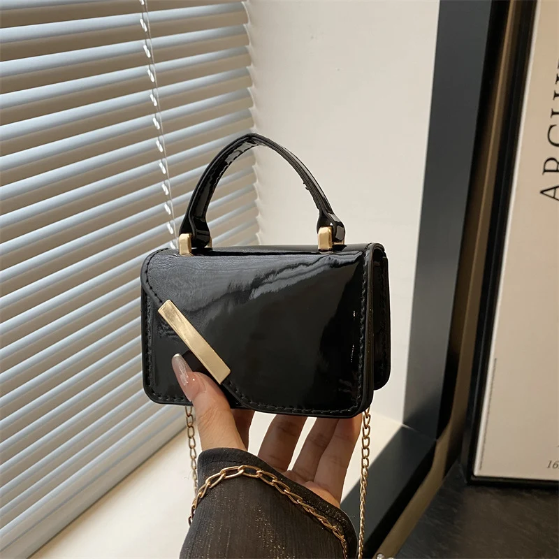 Elegante Handtasche aus patentiertem Leder
