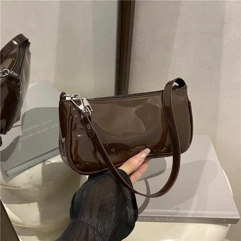 Elegante Patentleder-Clutch