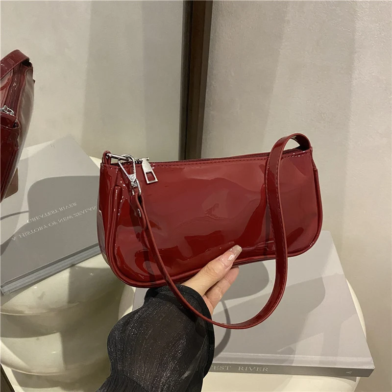 Elegante Patentleder-Clutch