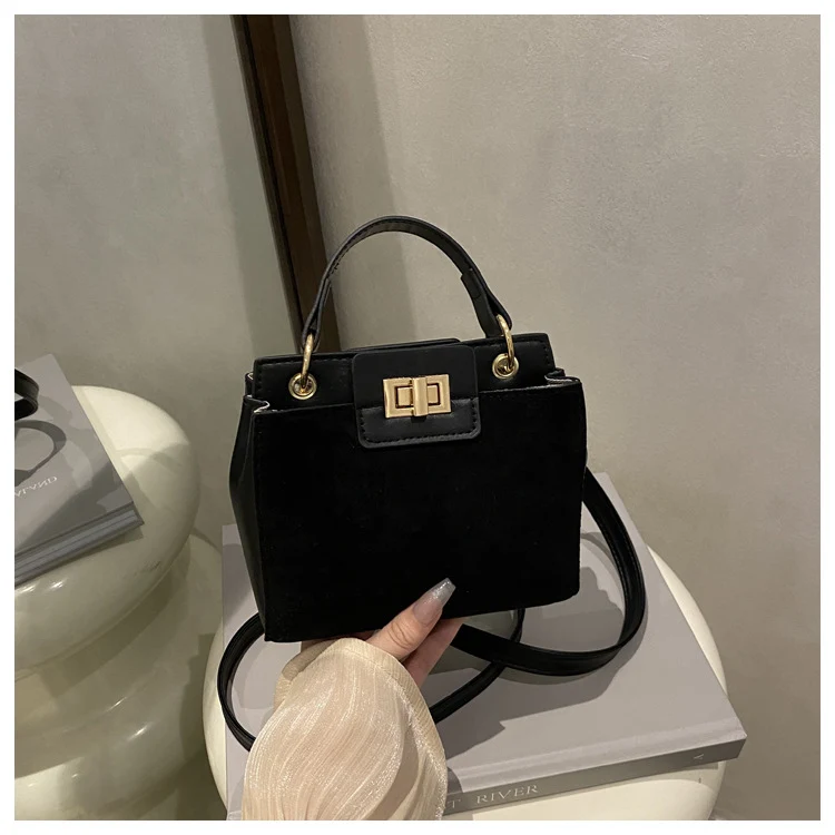 Strukturierte Mini-Satteltasche