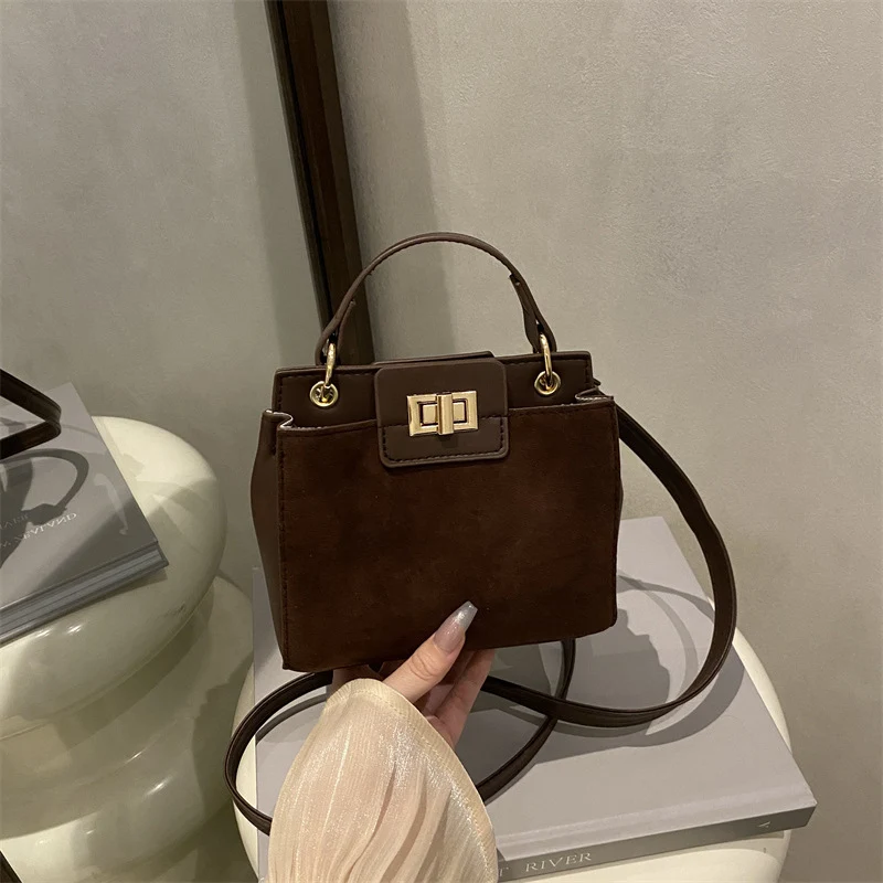 Strukturierte Mini-Satteltasche