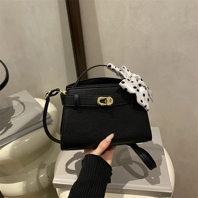Strukturierte Handtasche mit dekorativem Bogen