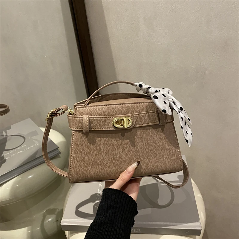 Strukturierte Handtasche mit dekorativem Bogen