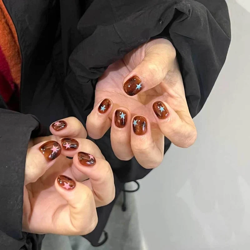 Künstlerisches Sternmotiv Nail Art
