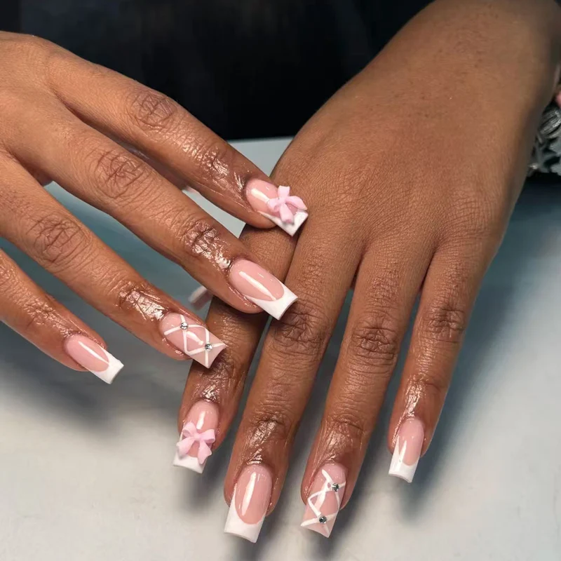 Dekorative französische Spitzen-Nagelkunst