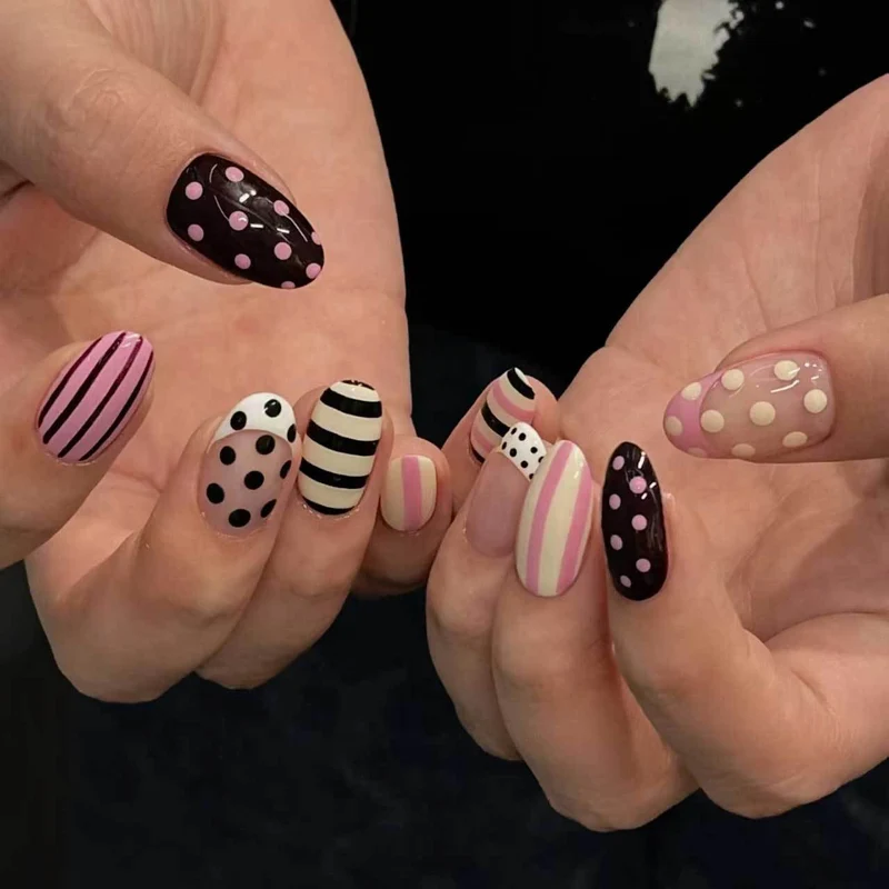 Künstlerisches Punkt- und Streifen-Nagelkunstset