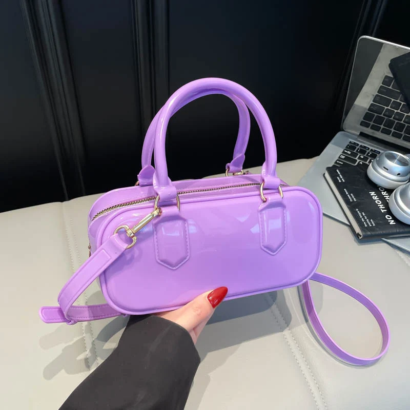 Glänzende patentierte Lederhandtasche