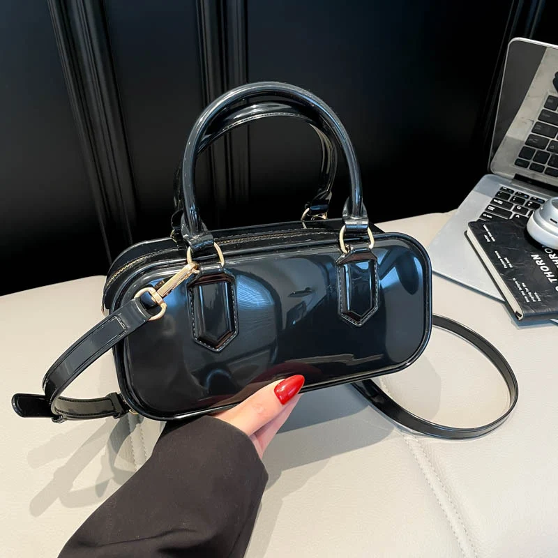 Glänzende patentierte Lederhandtasche