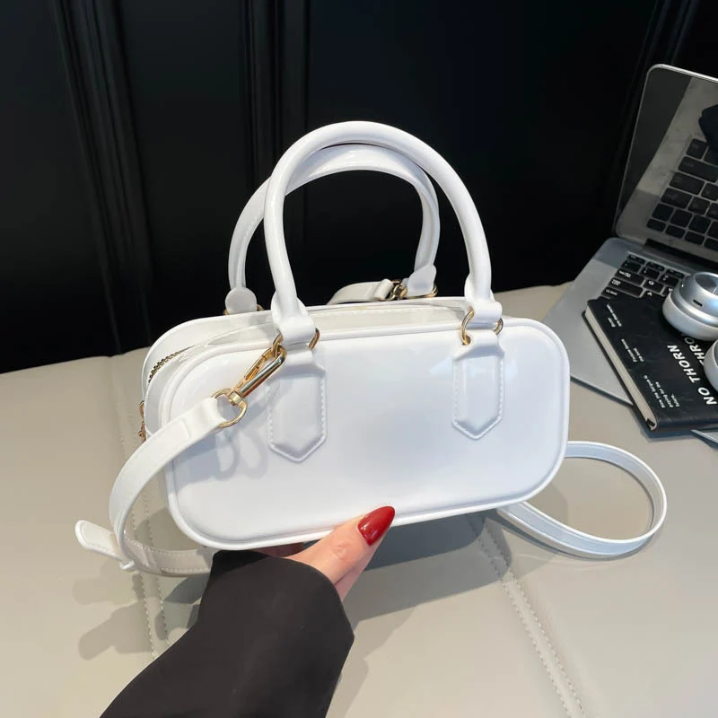 Glänzende patentierte Lederhandtasche