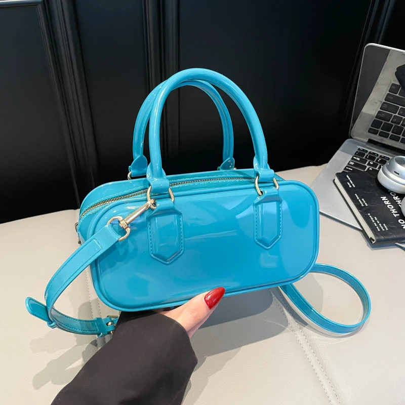Glänzende patentierte Lederhandtasche