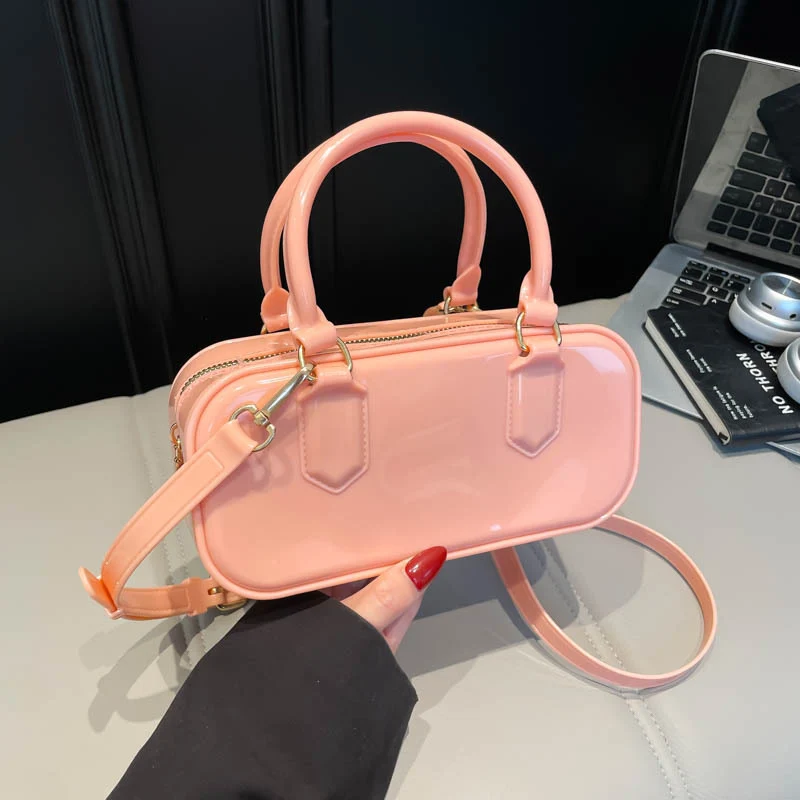 Glänzende patentierte Lederhandtasche