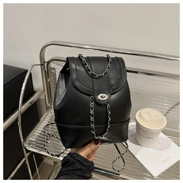 Eleganter Rucksack mit Kettendetails