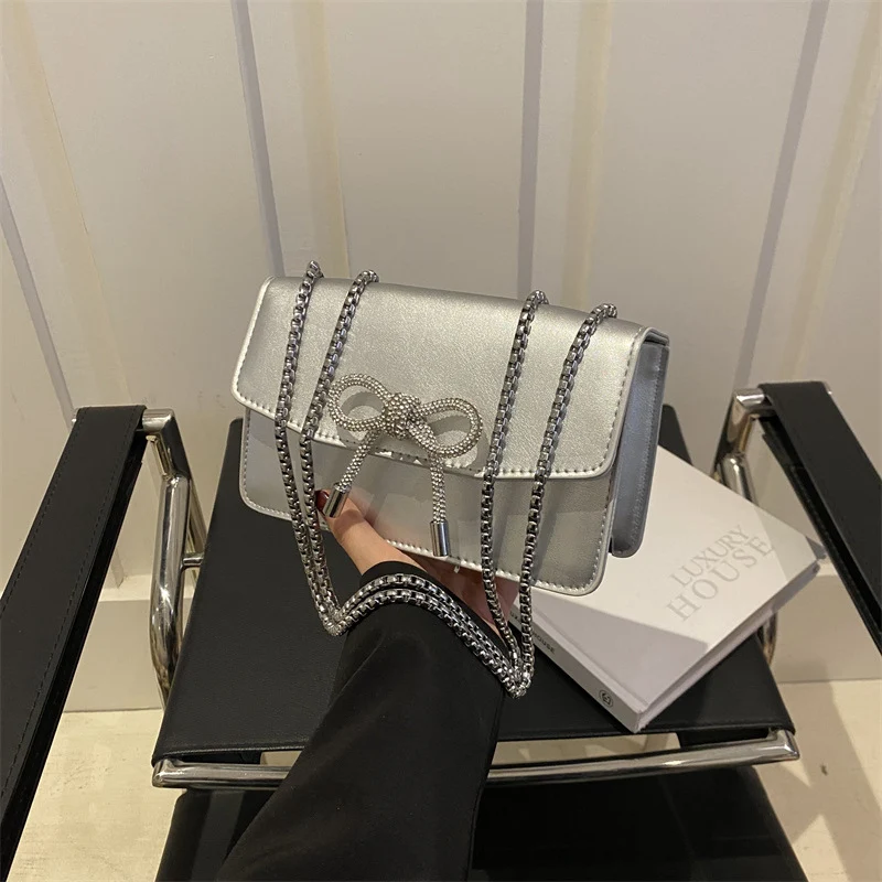 Elegante Abendtasche mit Schleifendetail