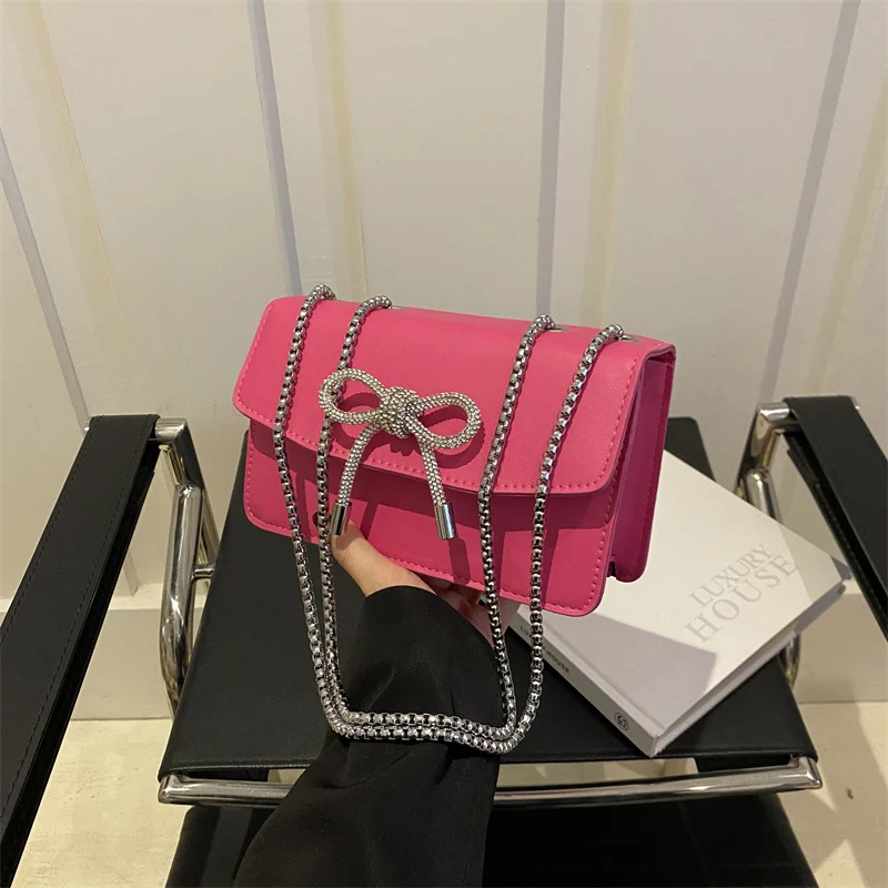 Elegante Abendtasche mit Schleifendetail