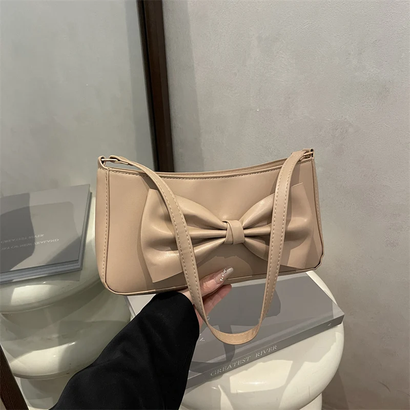 Elegante Clutch mit Schleifen-Detail für den Abend