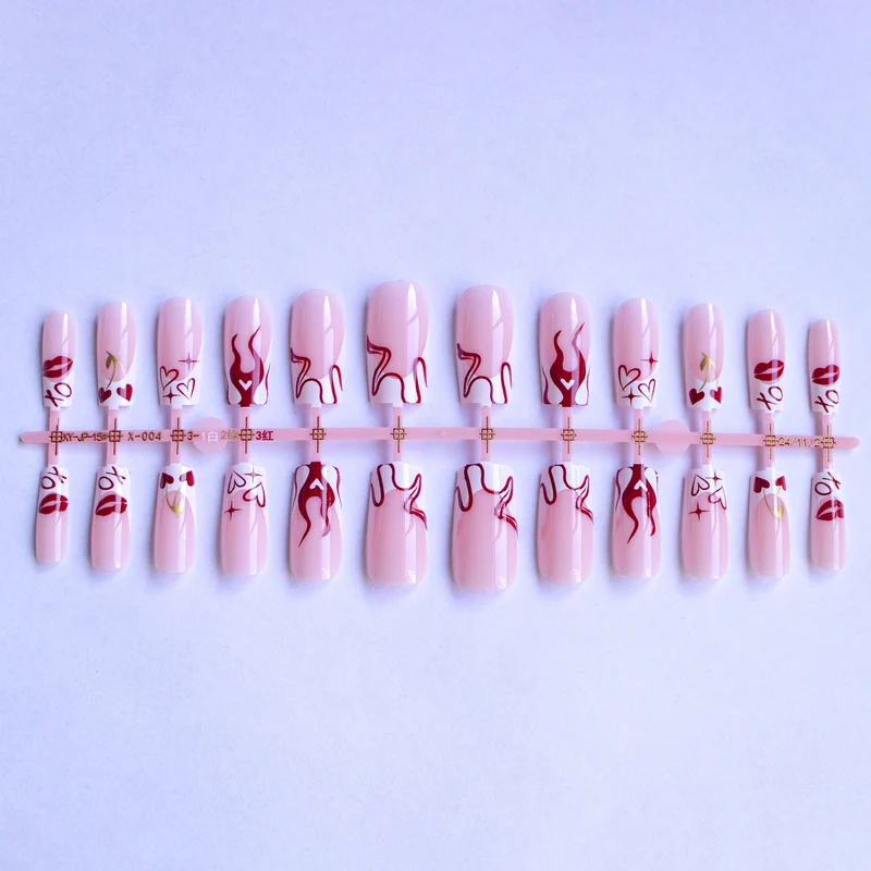 Künstlerisches Nageldesign-Set mit Herz- und Flammendesigns