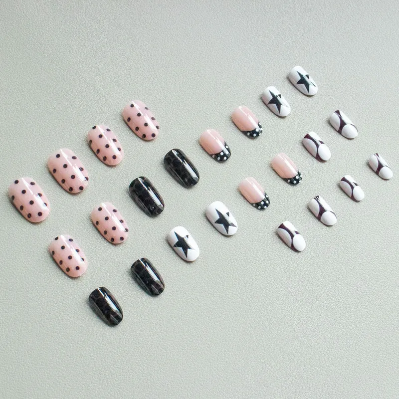 Künstlerisches Nail Art Set mit geometrischen Mustern