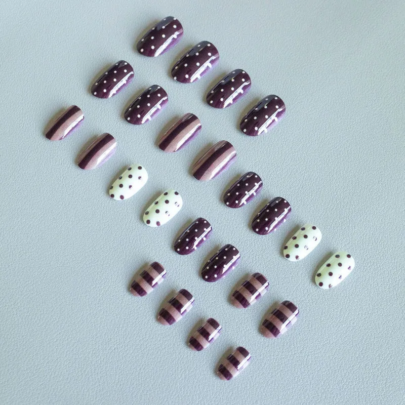 Künstlerisches Nagelkunstset mit Schokoladen- und Pünktchen-Designs