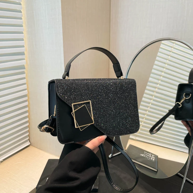 Strukturierte Abendtasche