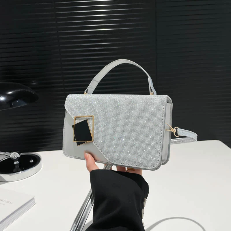 Strukturierte Abendtasche