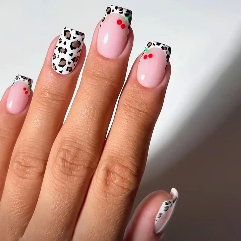 Künstlerisches Leopardenmuster Nageldesign