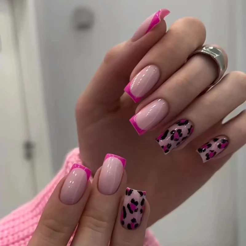 Künstlerischer Leopard und französische Spitzen-Nagelkunst
