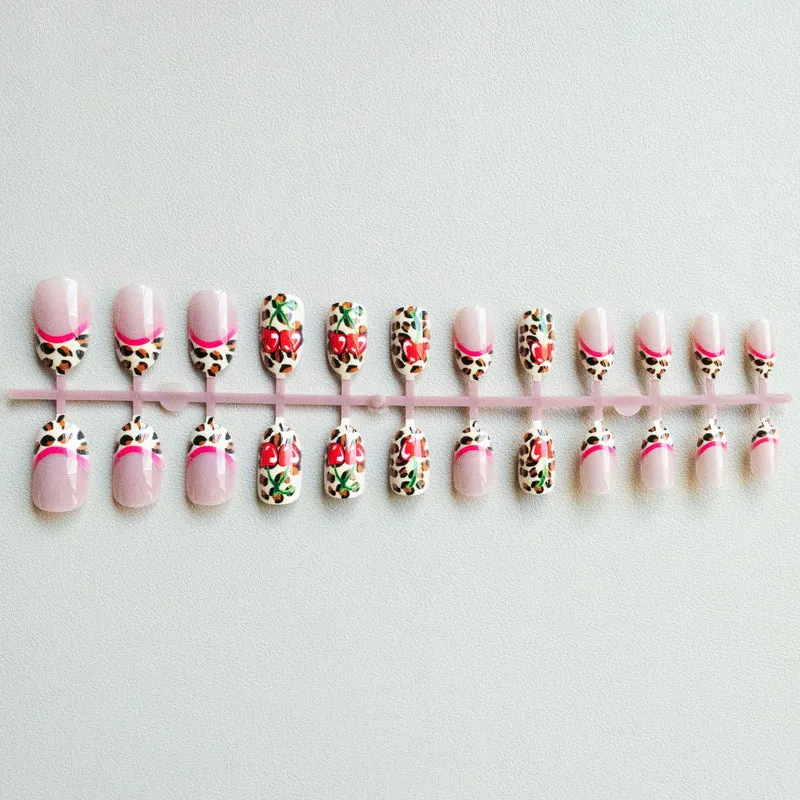 Künstlerische Leopard- und Kirsch-Nagelkunst