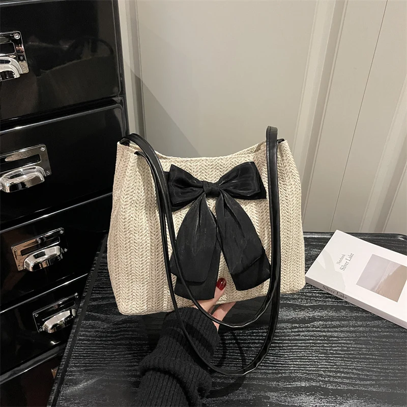 Schultertasche mit Schleifenverzierung