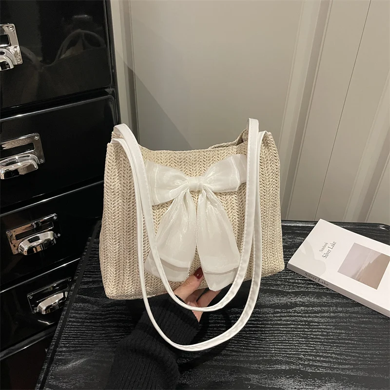 Schultertasche mit Schleifenverzierung