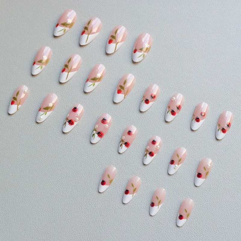 Künstlerische Marienkäfer Nagelkunst