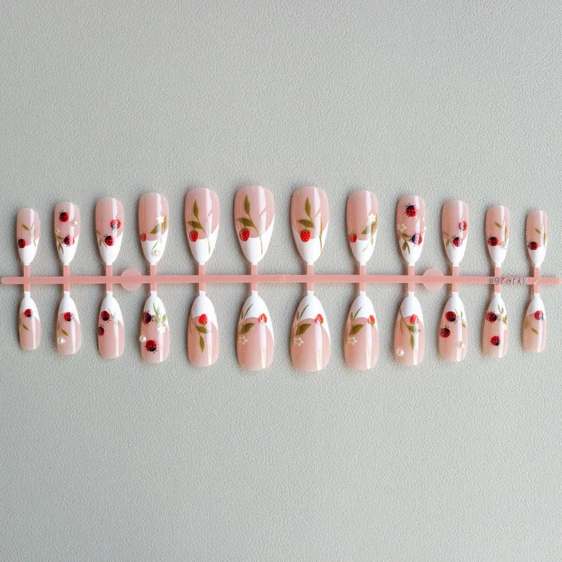 Künstlerische Marienkäfer Nagelkunst