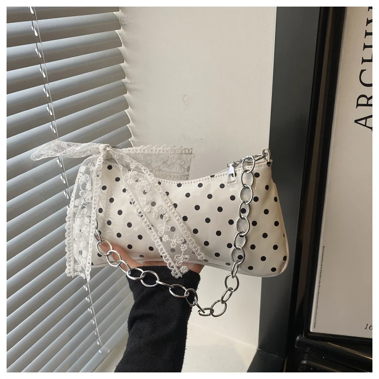 Charmante gepunktete Handtasche