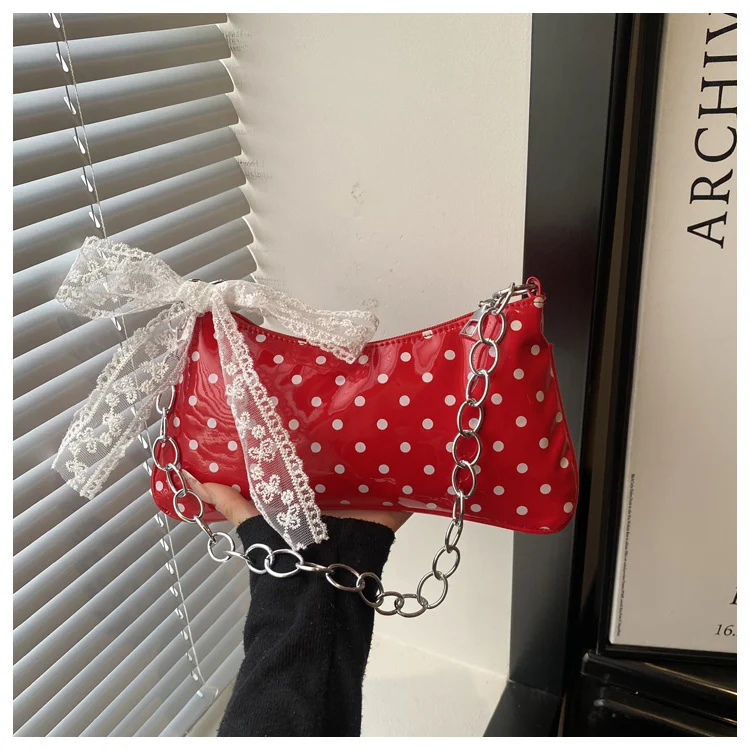 Charmante gepunktete Handtasche