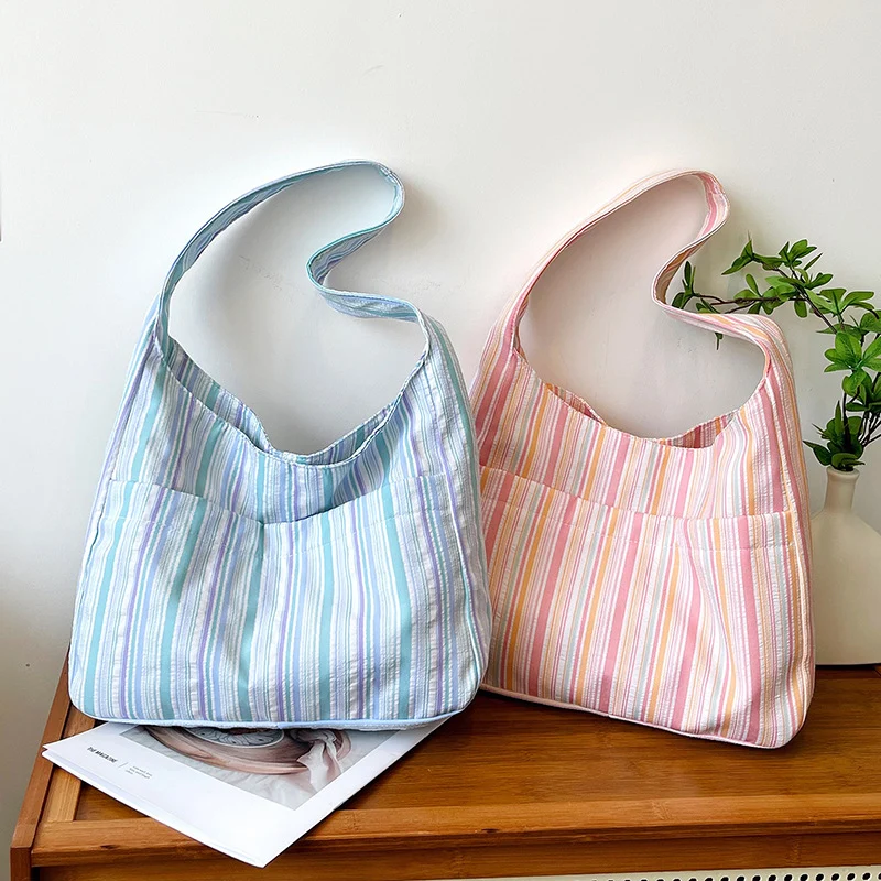 Lässige gestreifte Schultertasche