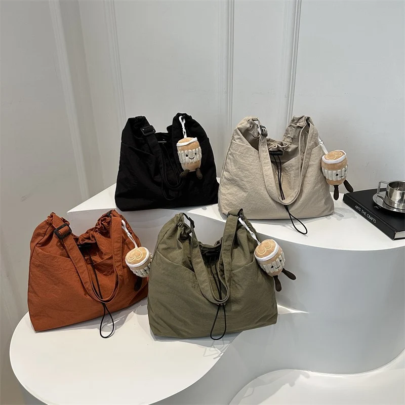 Legere Zugband-Schultertasche