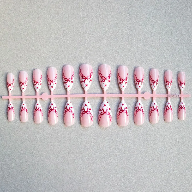 Künstlerisches Herzmotiv Nagelkunst