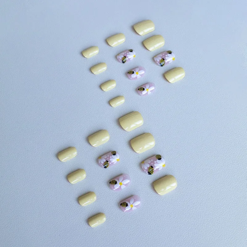 Künstlerisches von Bienen inspiriertes Nail Art Kit