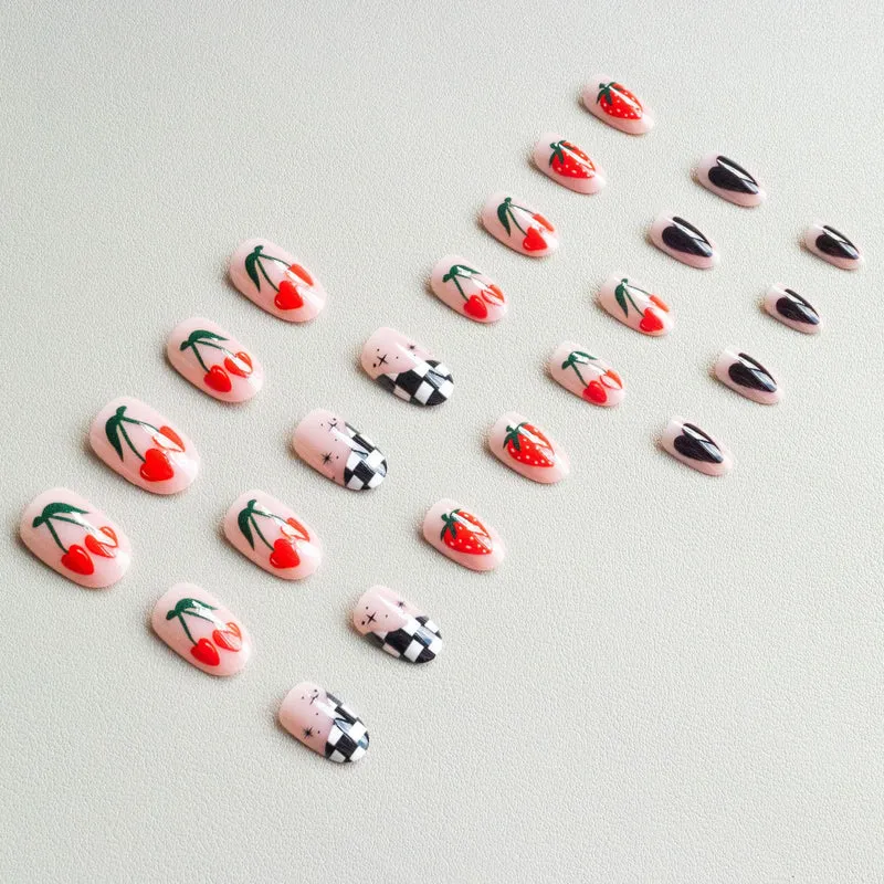 Künstlerische Blumen- und Karomuster-Nagelkunst