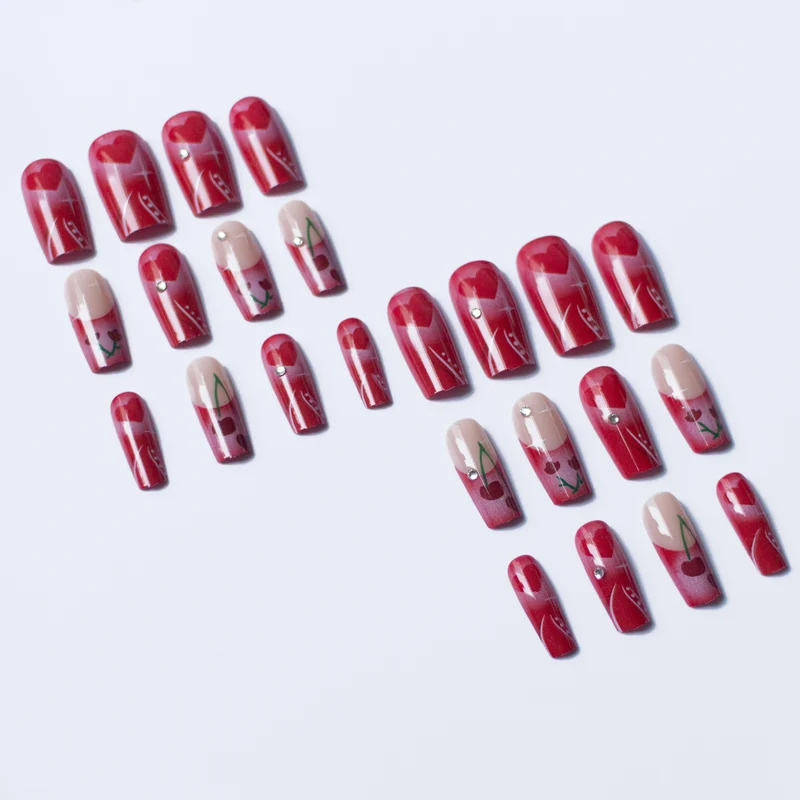 Künstlerisches Herz- und Kirsch-Nagelkunstdesign
