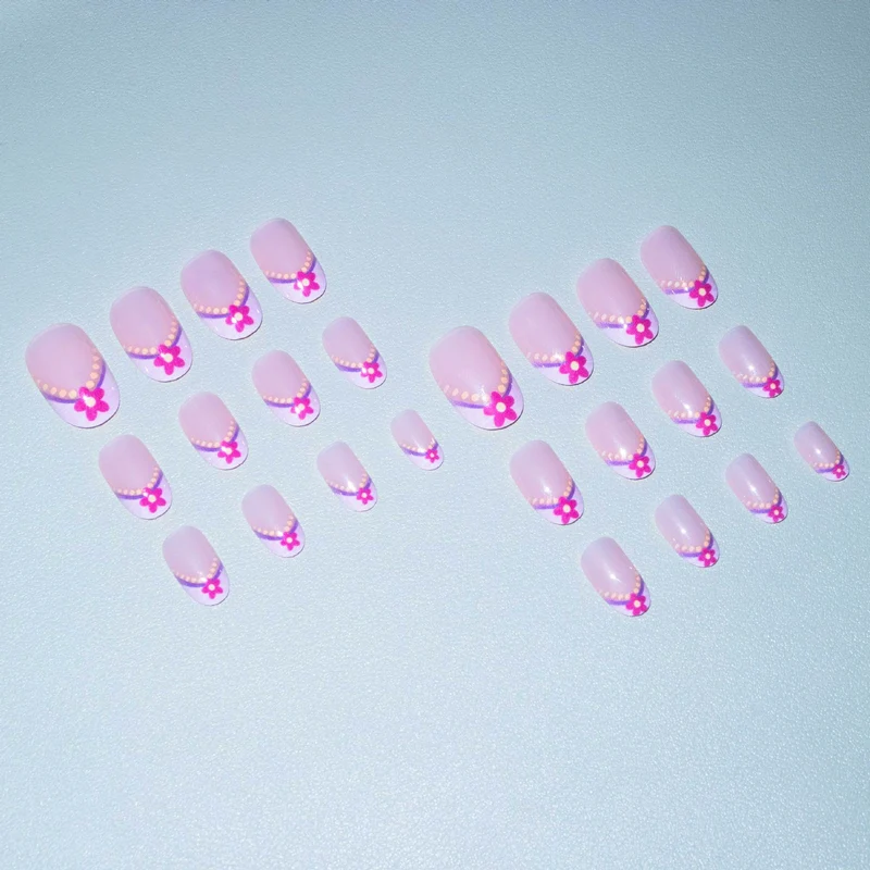 Künstlerische Blumenspitzen Nagelkunst