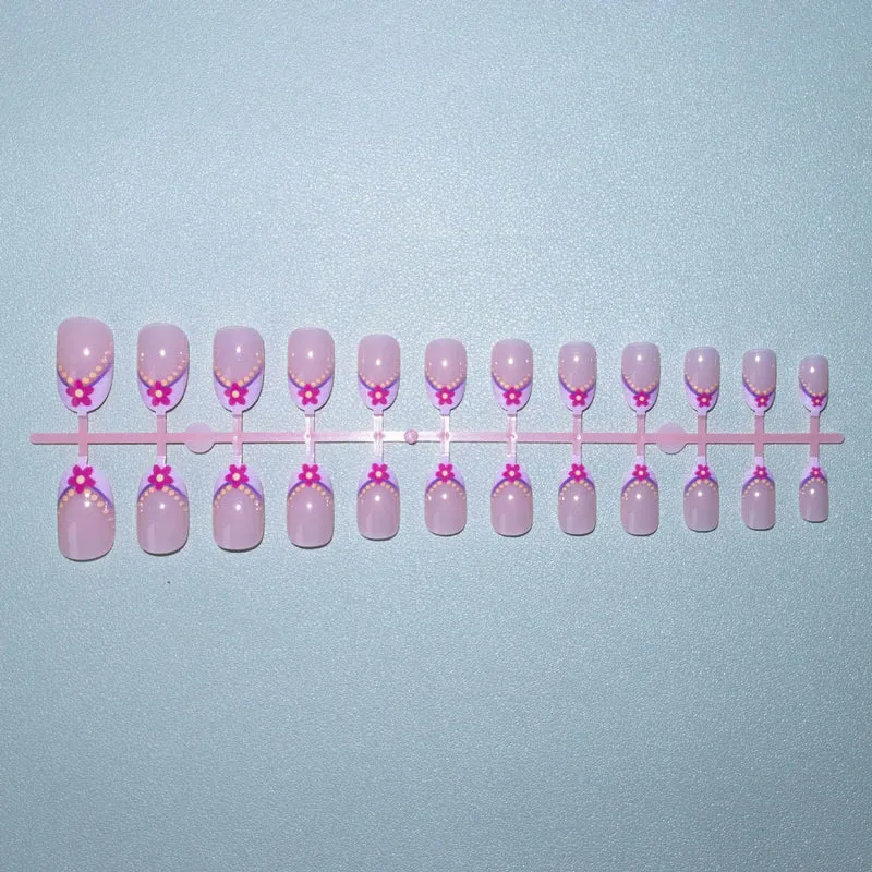 Künstlerische Blumenspitzen Nagelkunst