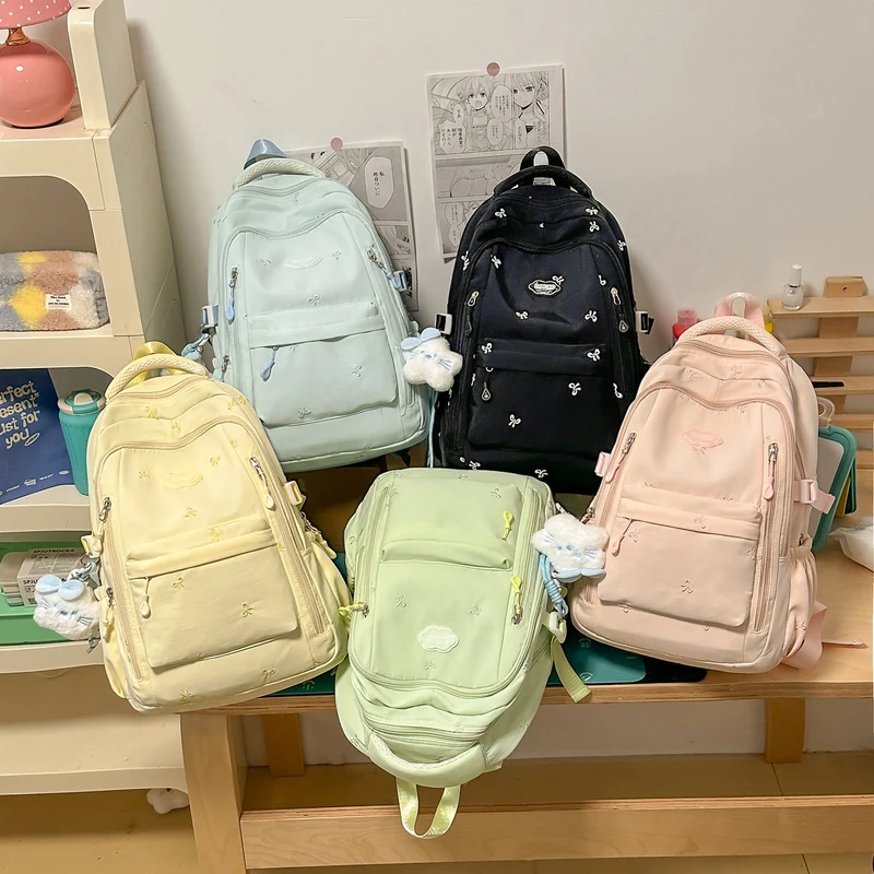 Blumenbestickter Rucksack Karnz