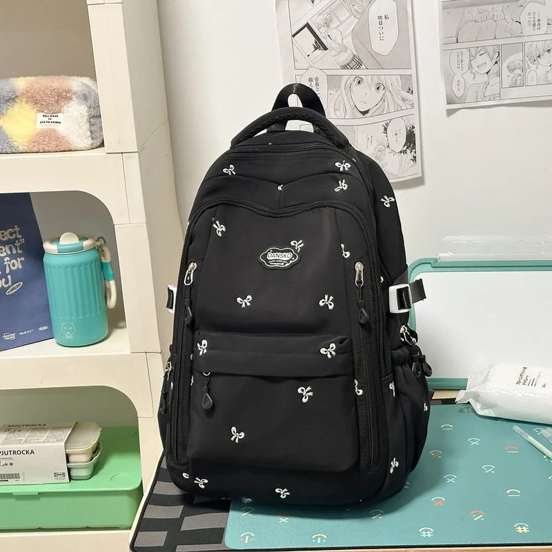 Blumenbestickter Rucksack Karnz