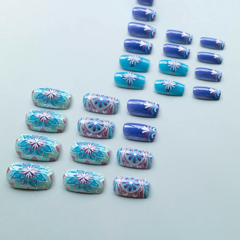 Künstlerisches Blumenmuster Nagelkunst